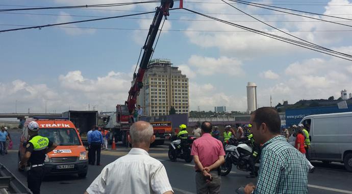 Basın Ekspres yoluna yüksek gerilim hattı devrildi Basın Ekspres yoluna yüksek gerilim hattı devrildi