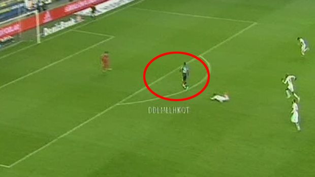 Emenike formasını çıkardı, oyundan çıkmak istedi Emenike formasını çıkardı, oyundan çıkmak istedi