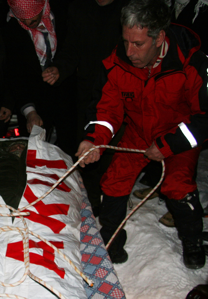 Acısını bırakıp, yardıma koştu Acısını bırakıp, yardıma koştu