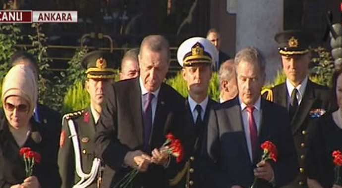 Erdoğan karanfil bıraktı Erdoğan karanfil bıraktı