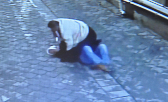 Sokak ortasında vahşet! Eşini defalarca bıçakladı Sokak ortasında vahşet! Eşini defalarca bıçakladı