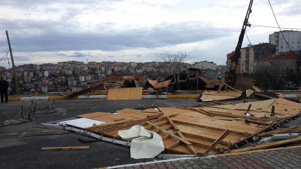 Fırtına evlerin çatılarını uçurdu Fırtına evlerin çatılarını uçurdu