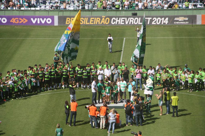 Alex'in jübilesinde Fenerbahçe bayrağı Alex'in jübilesinde Fenerbahçe bayrağı