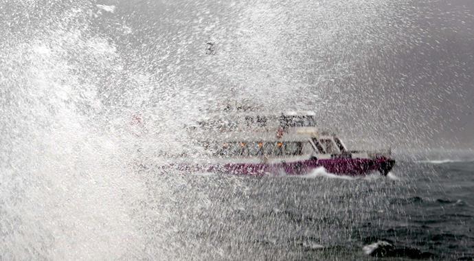 Fırtına İstanbul'u felç etti, köprü çöktü, çatı uçtu, tekne battı! Fırtına İstanbul'u felç etti, köprü çöktü, çatı uçtu, tekne battı!