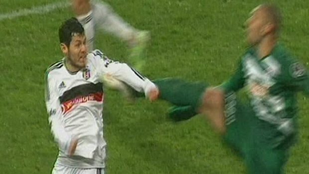 Fernandao'nun tekmesi Beşiktaş Bursa maçına damga vurdu Fernandao'nun tekmesi Beşiktaş Bursa maçına damga vurdu