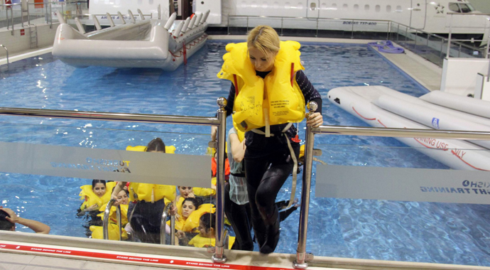 Hostes adaylarına zorlu eğitim Hostes adaylarına zorlu eğitim