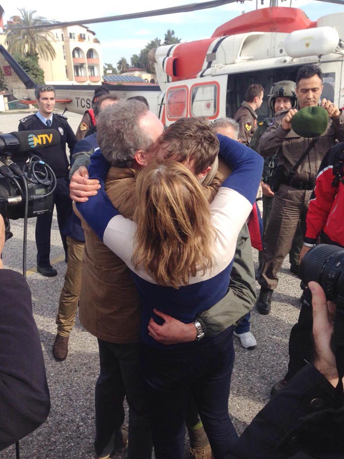 Antalya'da 3 gün sonra bulunan öğrenci turistler ailelerine kavuştu Antalya'da 3 gün sonra bulunan öğrenci turistler ailelerine kavuştu