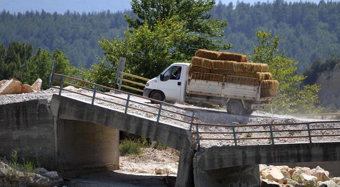 Muğla'daki bu köprü yürekleri ağza getiriyor! Muğla'daki bu köprü yürekleri ağza getiriyor!