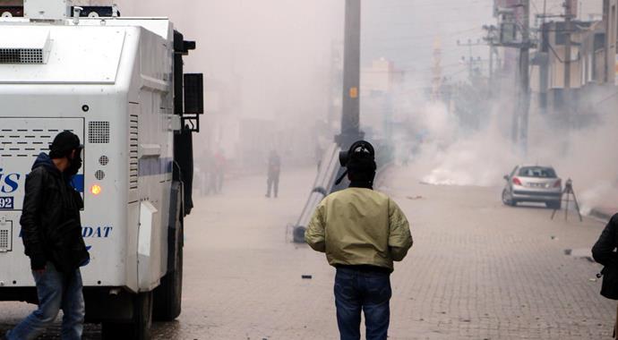 Nusaybin'de yol kesip polise bomba attılar Nusaybin'de yol kesip polise bomba attılar