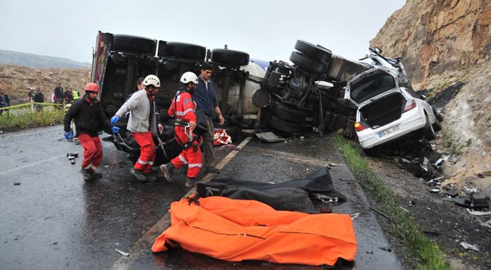 Şanlıurfa'da katliam gibi kaza, 13 ölü, çok sayıda yaralı var Şanlıurfa'da katliam gibi kaza, 13 ölü, çok sayıda yaralı var