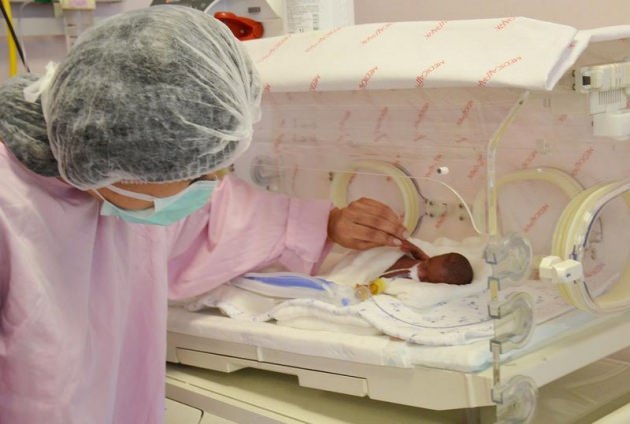 380 gramlık bebeğe ilk dokunuş 380 gramlık bebeğe ilk dokunuş