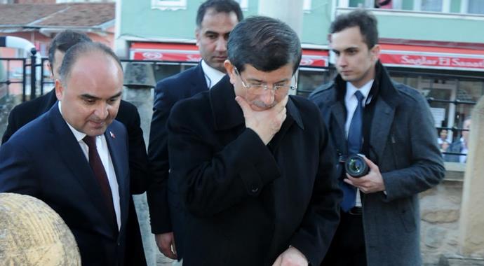 Başbakan Davutoğlu'ndan türbe ziyaretleri Başbakan Davutoğlu'ndan türbe ziyaretleri