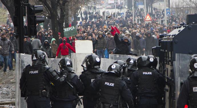 Kosova karıştı: 52'si polis 110 yaralı Kosova karıştı: 52'si polis 110 yaralı