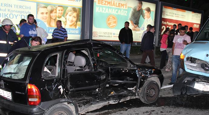 Üsküdar'da feci kaza: 4 yaralı Üsküdar'da feci kaza: 4 yaralı