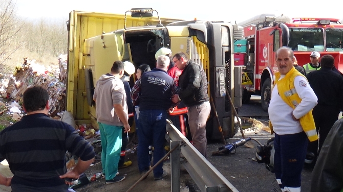 TEM'de kamyon devrildi: 1 ölü TEM'de kamyon devrildi: 1 ölü