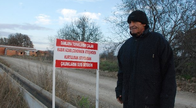 Çiftçi hırsızları bu tabela ile uyardı Çiftçi hırsızları bu tabela ile uyardı