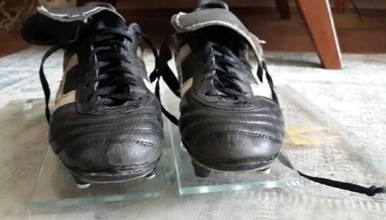 Hagi'nin UEFA Kupası'nı getiren kramponları satılıyor Hagi'nin UEFA Kupası'nı getiren kramponları satılıyor