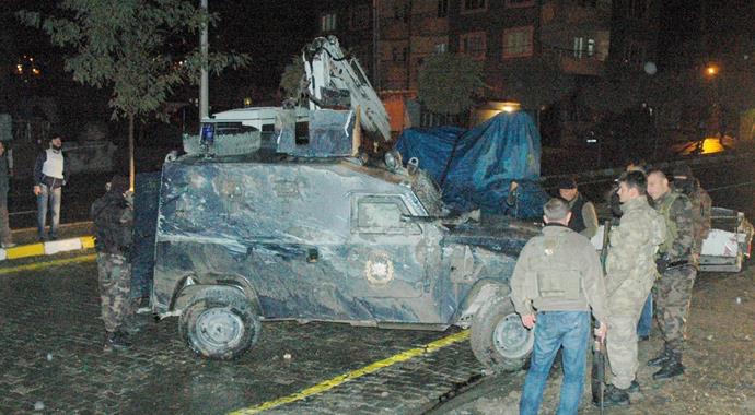 Hakkari'de zırhlı araç devrildi: 6 polis yaralı Hakkari'de zırhlı araç devrildi: 6 polis yaralı