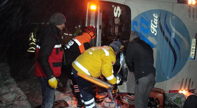 Erzincan'da feci kaza yolcu otobüsü devrildi, 1 ölü 41 yaralı Erzincan'da feci kaza yolcu otobüsü devrildi, 1 ölü 41 yaralı