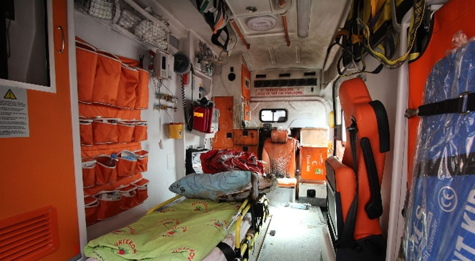 Hasta almaya giden ambulansa molotof Hasta almaya giden ambulansa molotof