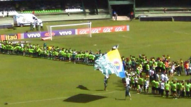 Alex'in jübilesinde Fenerbahçe bayrağı Alex'in jübilesinde Fenerbahçe bayrağı