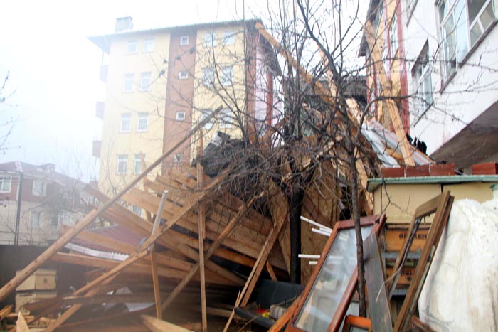 Fırtına İstanbul'u felç etti, köprü çöktü, çatı uçtu, tekne battı! Fırtına İstanbul'u felç etti, köprü çöktü, çatı uçtu, tekne battı!