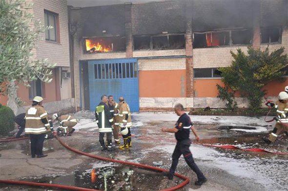 İzmir'de korkutan yangın İzmir'de korkutan yangın