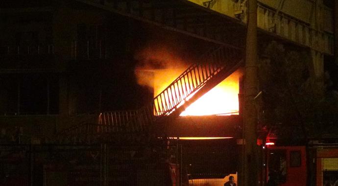 PKK'lılar çevik kuvvet midibüsüne roketatarla saldırdı
PKK'lılar çevik kuvvet midibüsüne roketatarla saldırdı