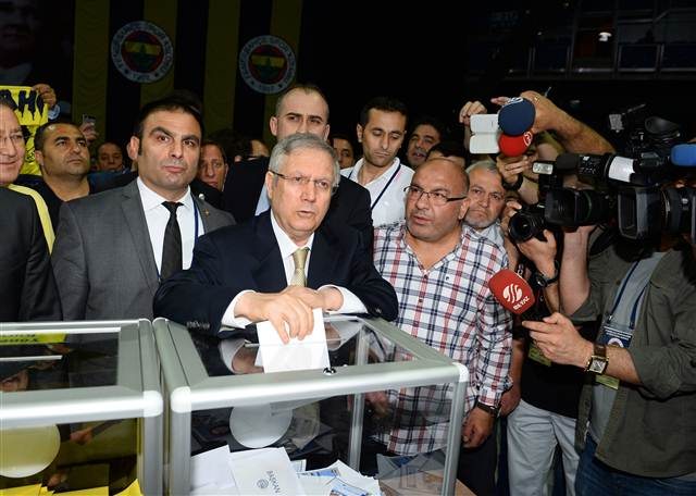Fenerbahçe'de Aziz Yıldırım yeniden başkan seçildi Fenerbahçe'de Aziz Yıldırım yeniden başkan seçildi