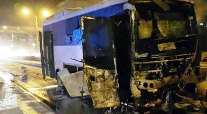 PKK'lılar çevik kuvvet midibüsüne roketatarla saldırdı
PKK'lılar çevik kuvvet midibüsüne roketatarla saldırdı