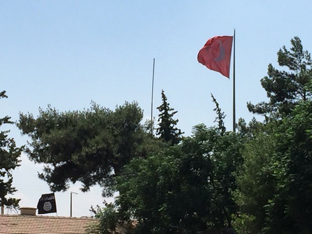 Türk ve IŞİD bayrakları karşı karşıya Türk ve IŞİD bayrakları karşı karşıya