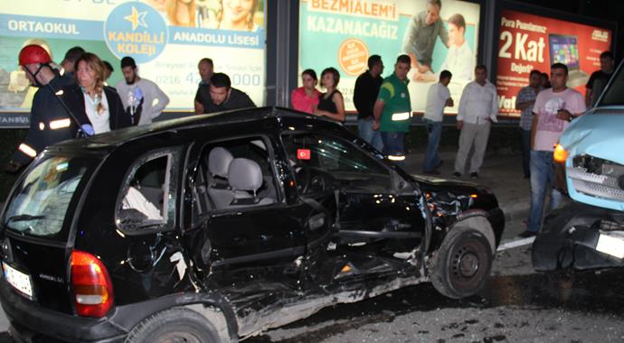Üsküdar'da feci kaza: 4 yaralı Üsküdar'da feci kaza: 4 yaralı