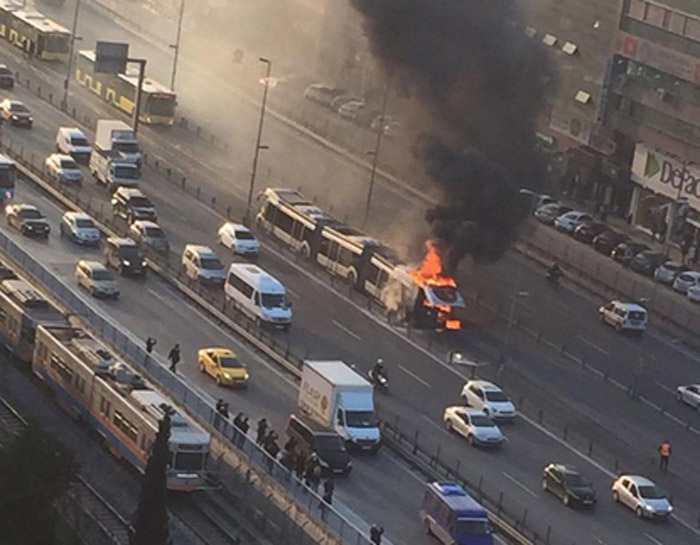 Metrobüs cayır cayır yandı! Seferler durdu... Metrobüs cayır cayır yandı! Seferler durdu...