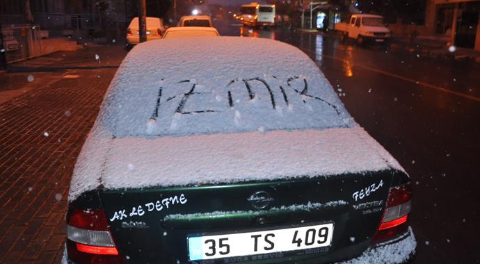İzmirliler karla sevindi İzmirliler karla sevindi