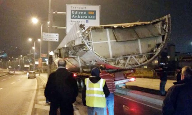 İstanbul E-5'te uçak kazası! İstanbul E-5'te uçak kazası!
