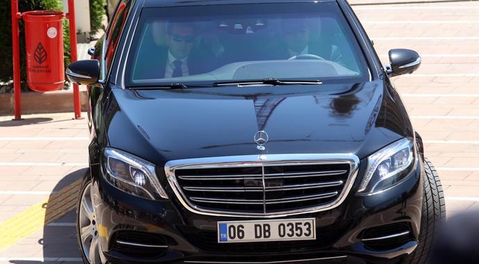 Davutoğlu'nun basını şaşırtan aracı! Davutoğlu'nun basını şaşırtan aracı!