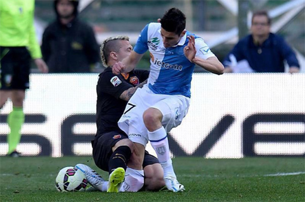 İtalya'da feci an! Genç oyuncunun ayağı kırıldı İtalya'da feci an! Genç oyuncunun ayağı kırıldı