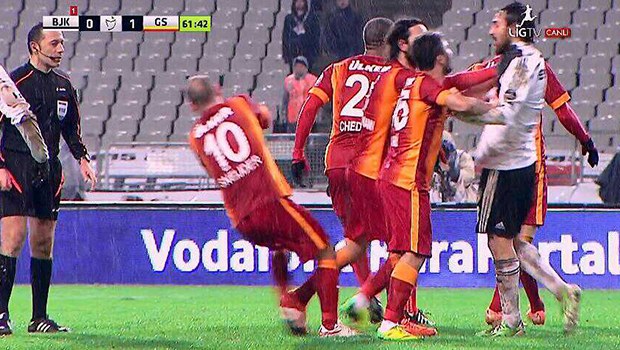 Beşiktaş-Galatasaray maçı Veli'nin kırmızı kartı Beşiktaş-Galatasaray maçı Veli'nin kırmızı kartı