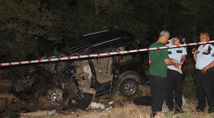 Adana'da korkunç kaza: 5 ölü, 3 yaralı Adana'da korkunç kaza: 5 ölü, 3 yaralı