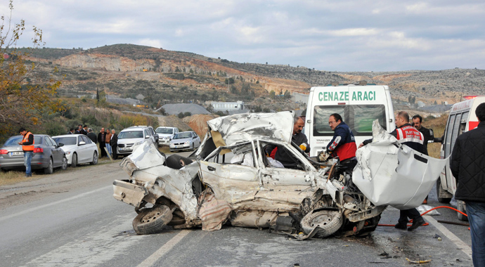 Taziyeye giden kardeşler trafik kazasında öldü Taziyeye giden kardeşler trafik kazasında öldü