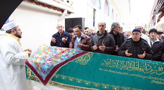 Esenler'de kocası tarafından öldürülen kadın defnedildi Esenler'de kocası tarafından öldürülen kadın defnedildi