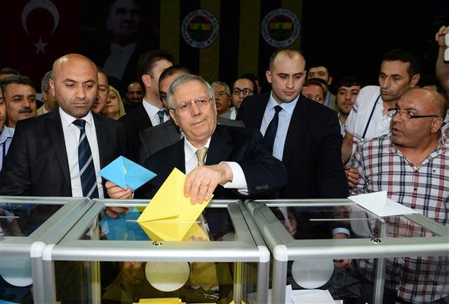 Fenerbahçe'de Aziz Yıldırım yeniden başkan seçildi Fenerbahçe'de Aziz Yıldırım yeniden başkan seçildi