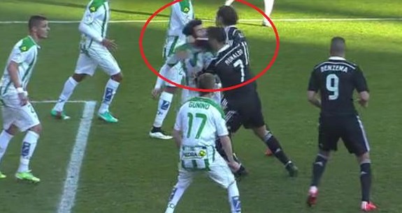 Ronaldo rakibine yumruk attı Ronaldo rakibine yumruk attı