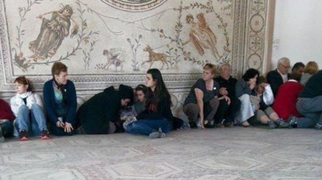 Tunus'ta müzeye baskın: 8 turist öldürüldü Tunus'ta müzeye baskın: 8 turist öldürüldü