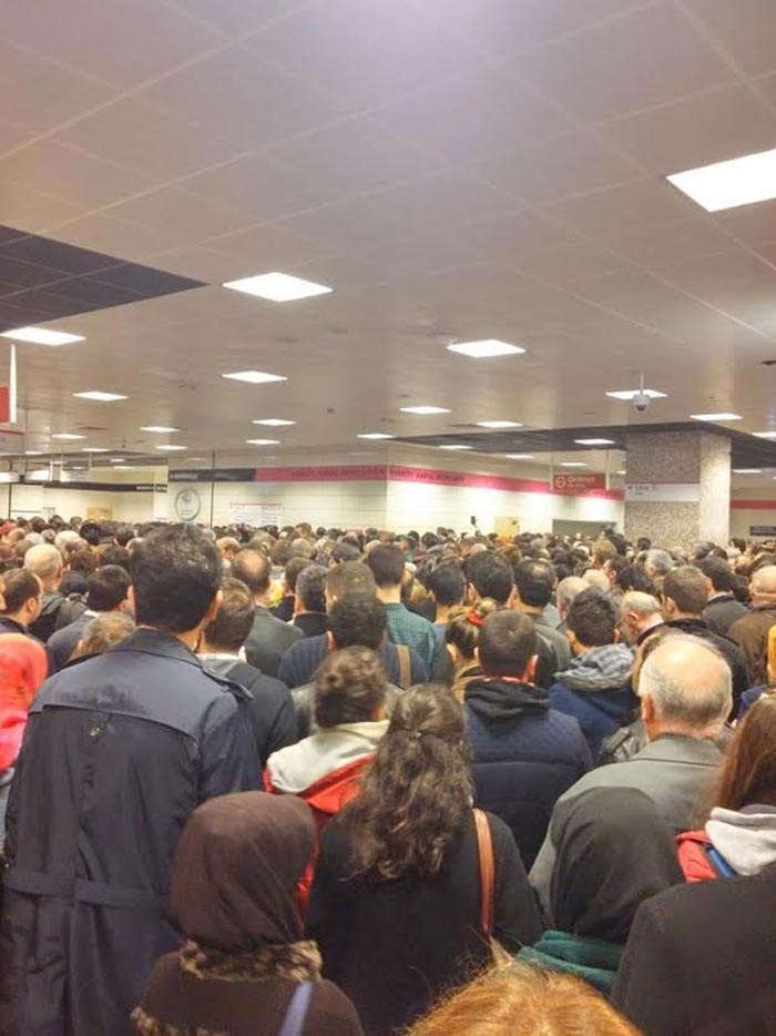 İstanbul'da hayat felç! Herkes Marmaray'a hücum etti... İstanbul'da hayat felç! Herkes Marmaray'a hücum etti...