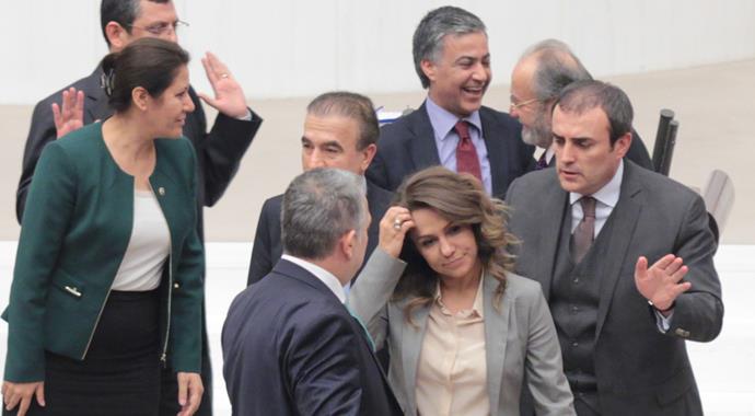 AK Partili kadın vekil kürsüye koştu AK Partili kadın vekil kürsüye koştu