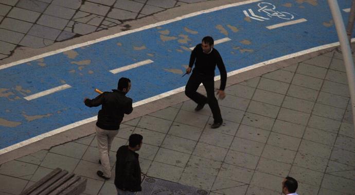 Sokak ortasında bıçak ve merdaneli kavga Sokak ortasında bıçak ve merdaneli kavga