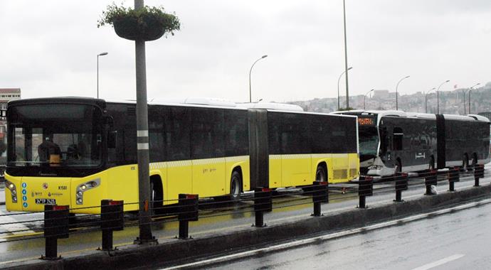 Metrobüsler çarpıştı, yaralılar var Metrobüsler çarpıştı, yaralılar var