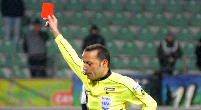 Cüneyt Çakır affetmiyor! 4 maçta 5 kırmızı! Cüneyt Çakır affetmiyor! 4 maçta 5 kırmızı!