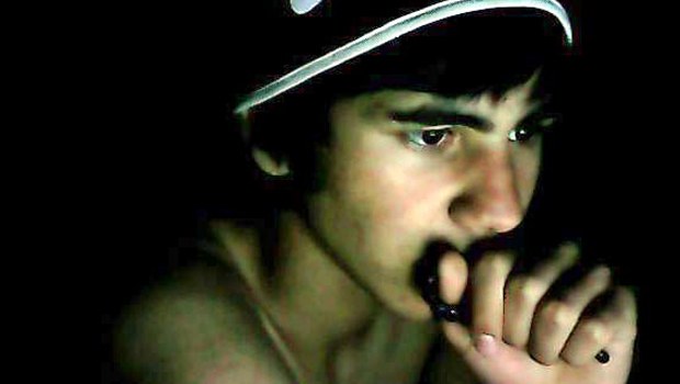 Lisede çeteler savaşı, boynundan bıçaklandı Lisede çeteler savaşı, boynundan bıçaklandı